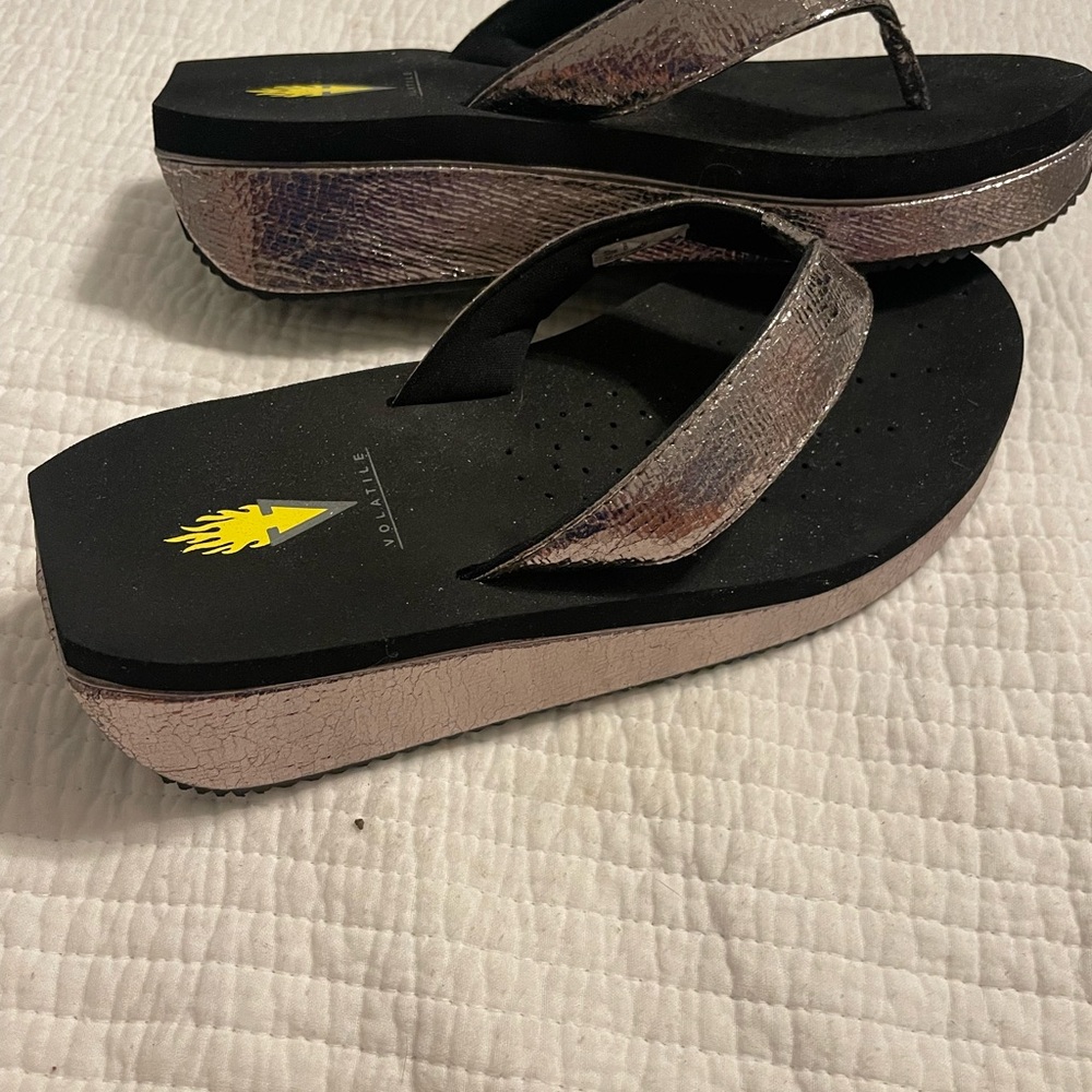 Volatile size women’s 8 pewter flip flops